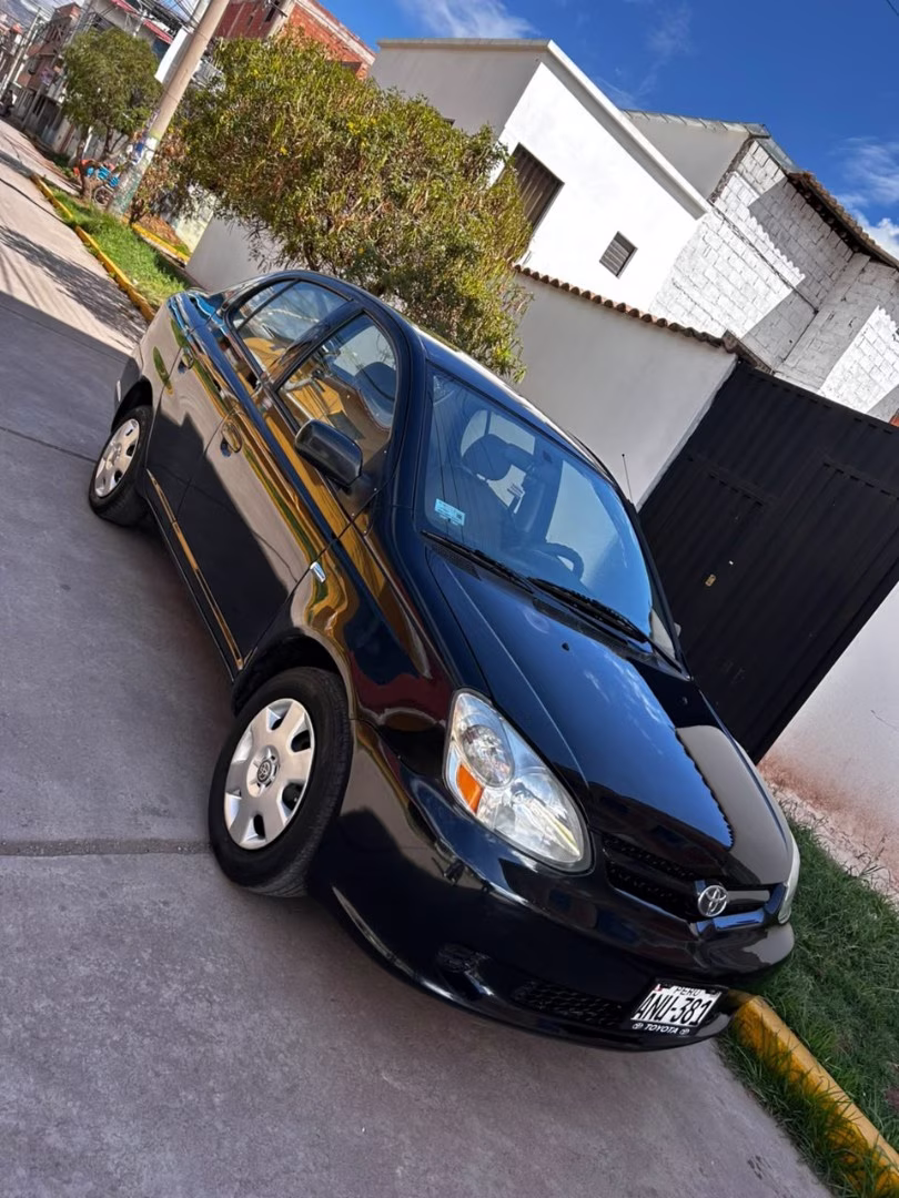 TOYOTA YARIS 2004 — foto 1