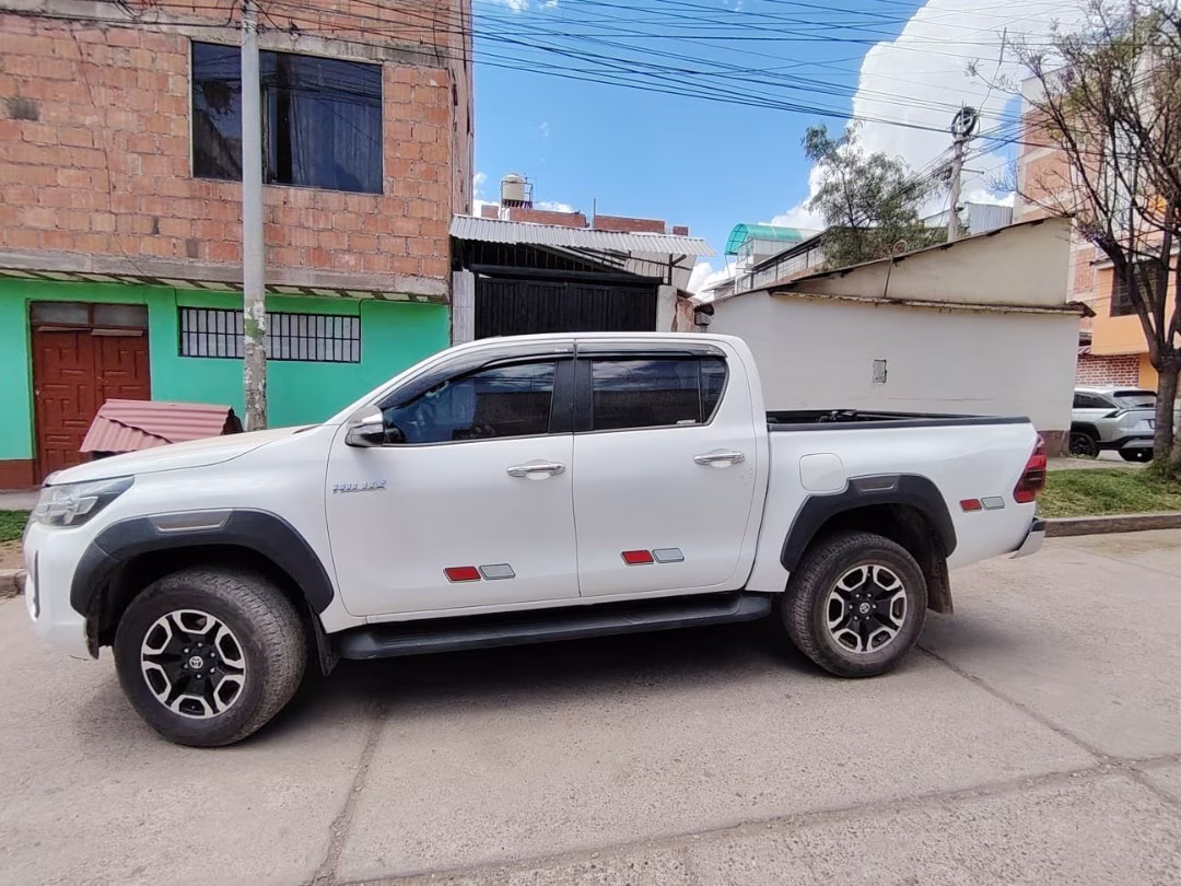TOYOTA HILUX SR 2023 — foto 1