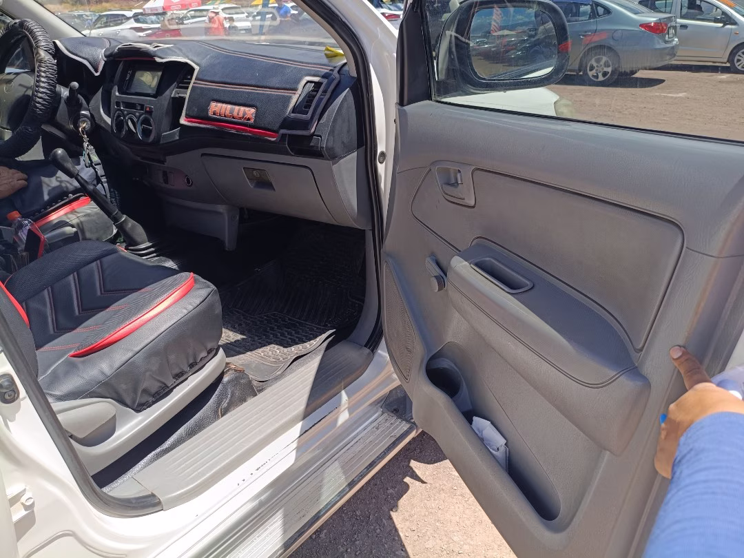 TOYOTA HILUX 2010 — foto 5