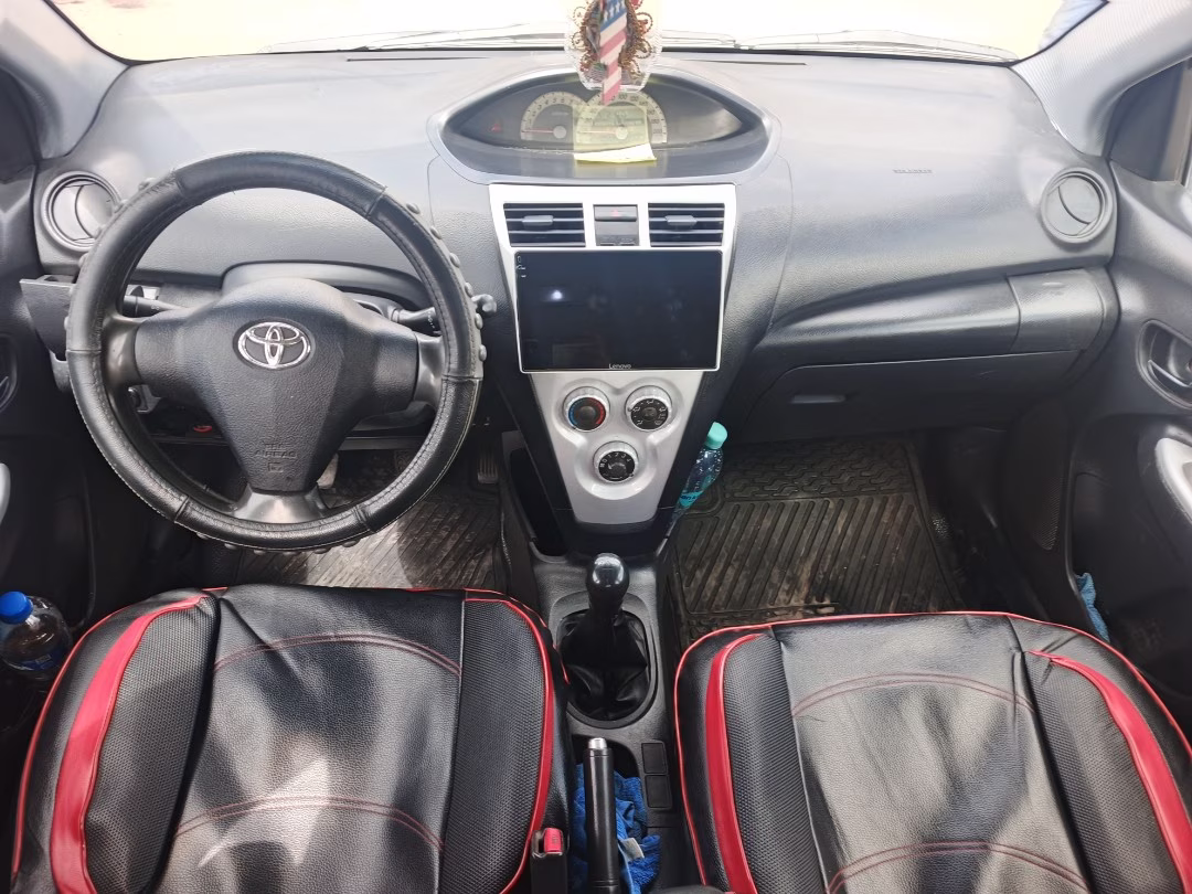 TOYOTA YARIS 2008 — foto 2