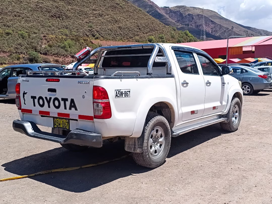 TOYOTA HILUX 2010 — foto 3