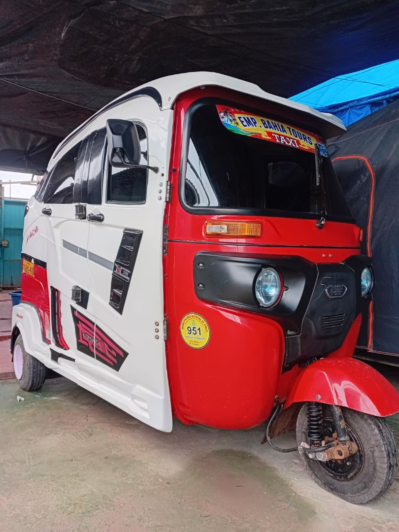 BAJAJ RE AUTORIKSHA TORITO 4T LPGR 2024 — foto 1