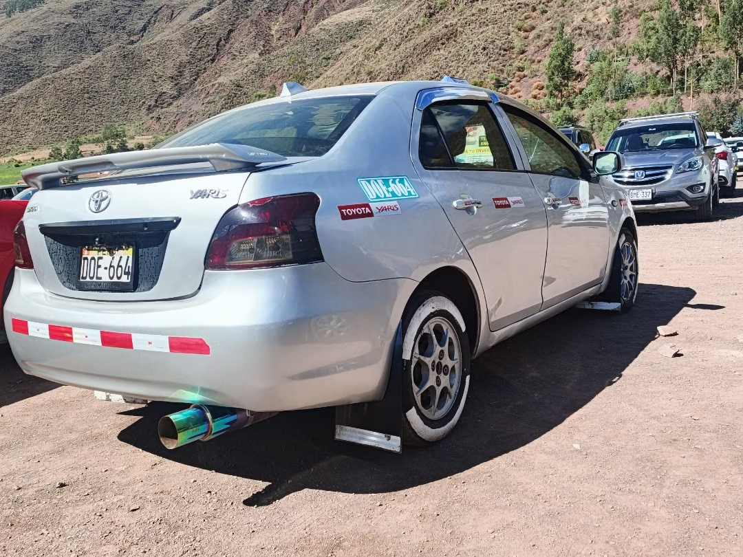 TOYOTA YARIS 2013 — foto 2