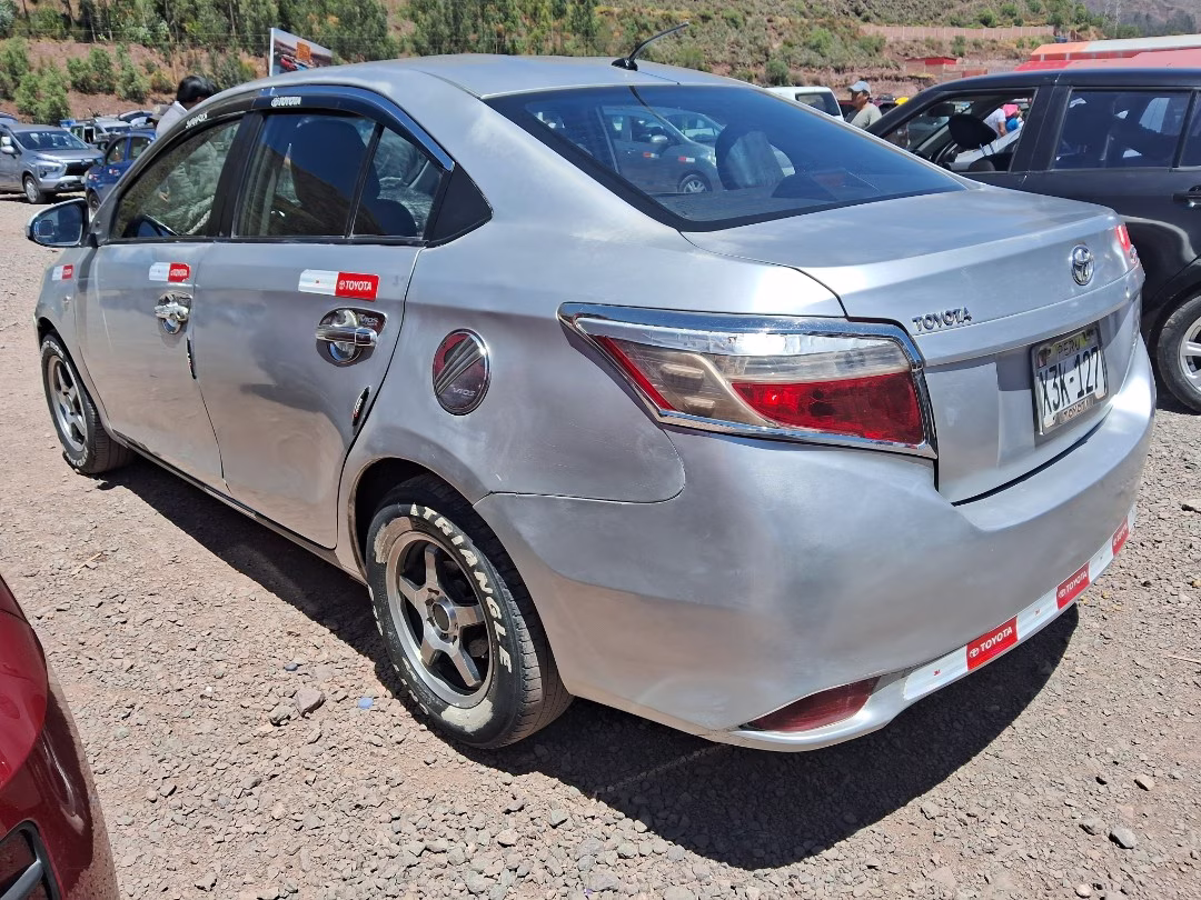 TOYOTA YARIS 2015 — foto 3