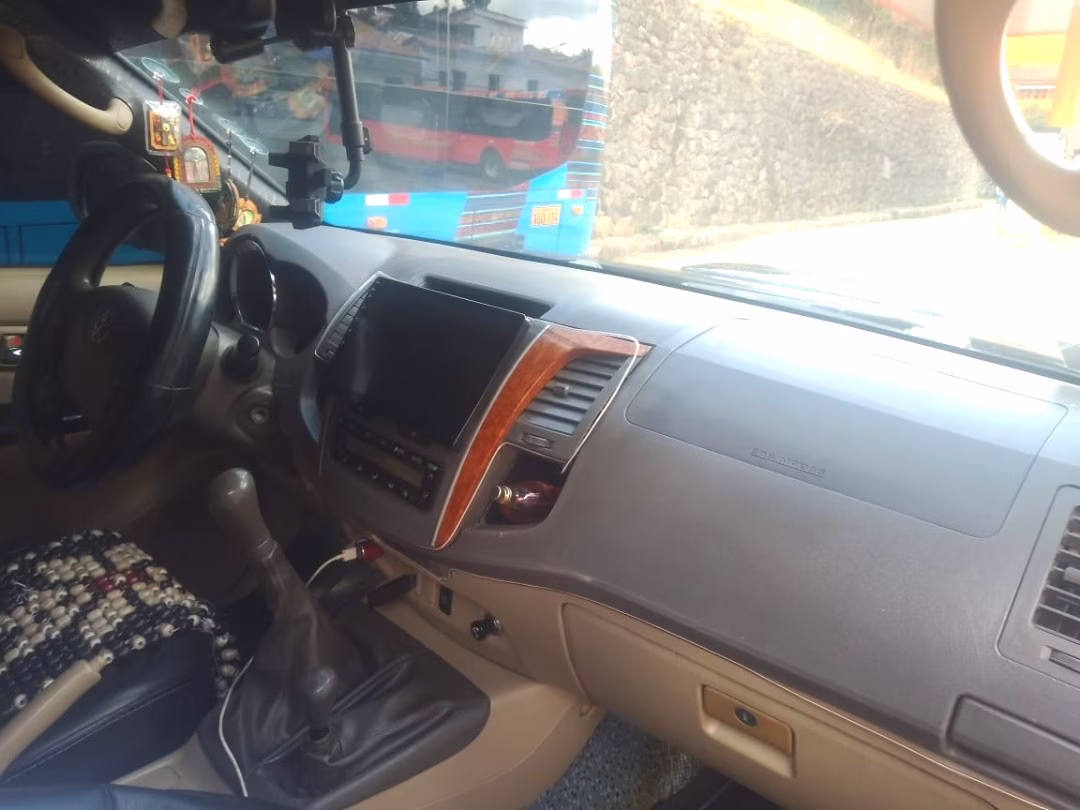 TOYOTA FORTUNER 4X4 TD 2010 — foto 4