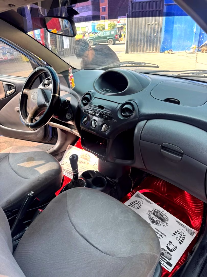 TOYOTA YARIS 2006 — foto 2