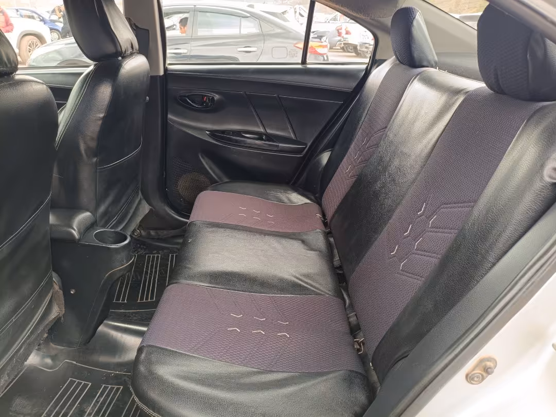TOYOTA YARIS 2015 — foto 4