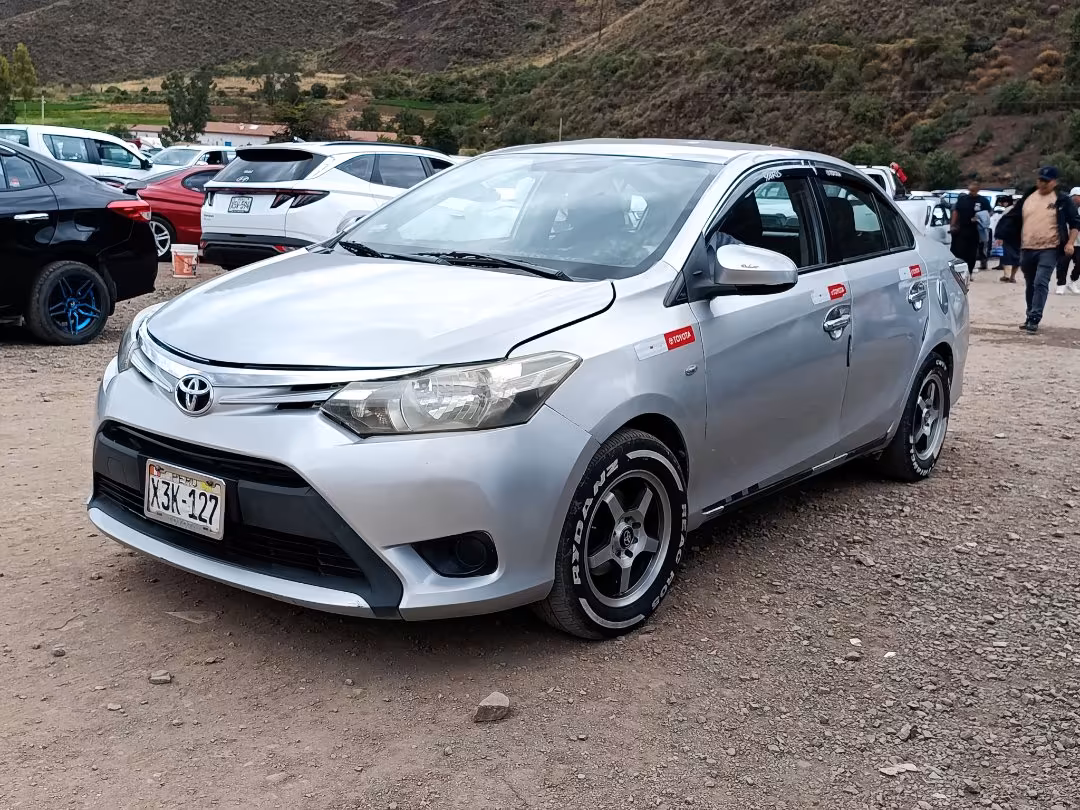 TOYOTA YARIS 2015 — foto 1