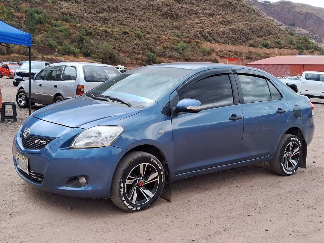 TOYOTA YARIS 2013 — foto 2
