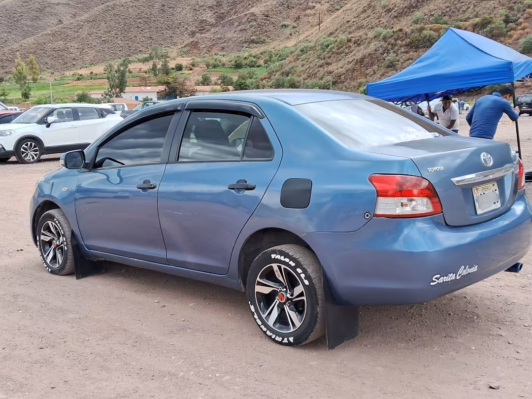 TOYOTA YARIS 2013 — foto 3