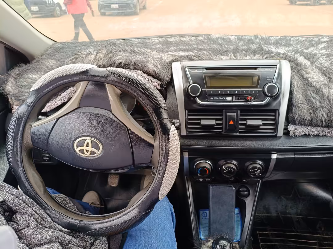 TOYOTA YARIS 2015 — foto 2