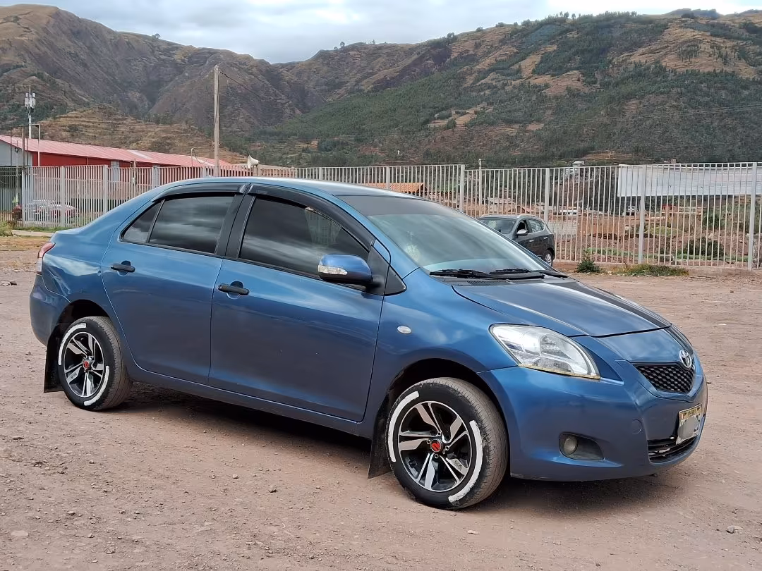 TOYOTA YARIS 2013 — foto 1