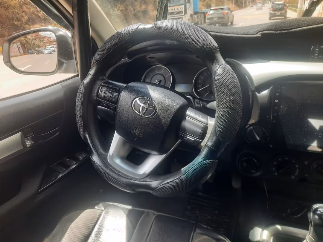 TOYOTA HILUX SR 2019 — foto 2