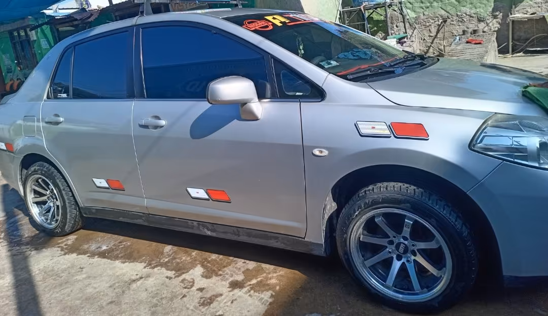NISSAN TIIDA 2009 — foto 1