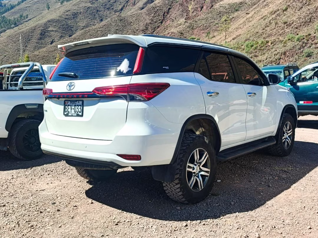 TOYOTA FORTUNER 2018 — foto 2