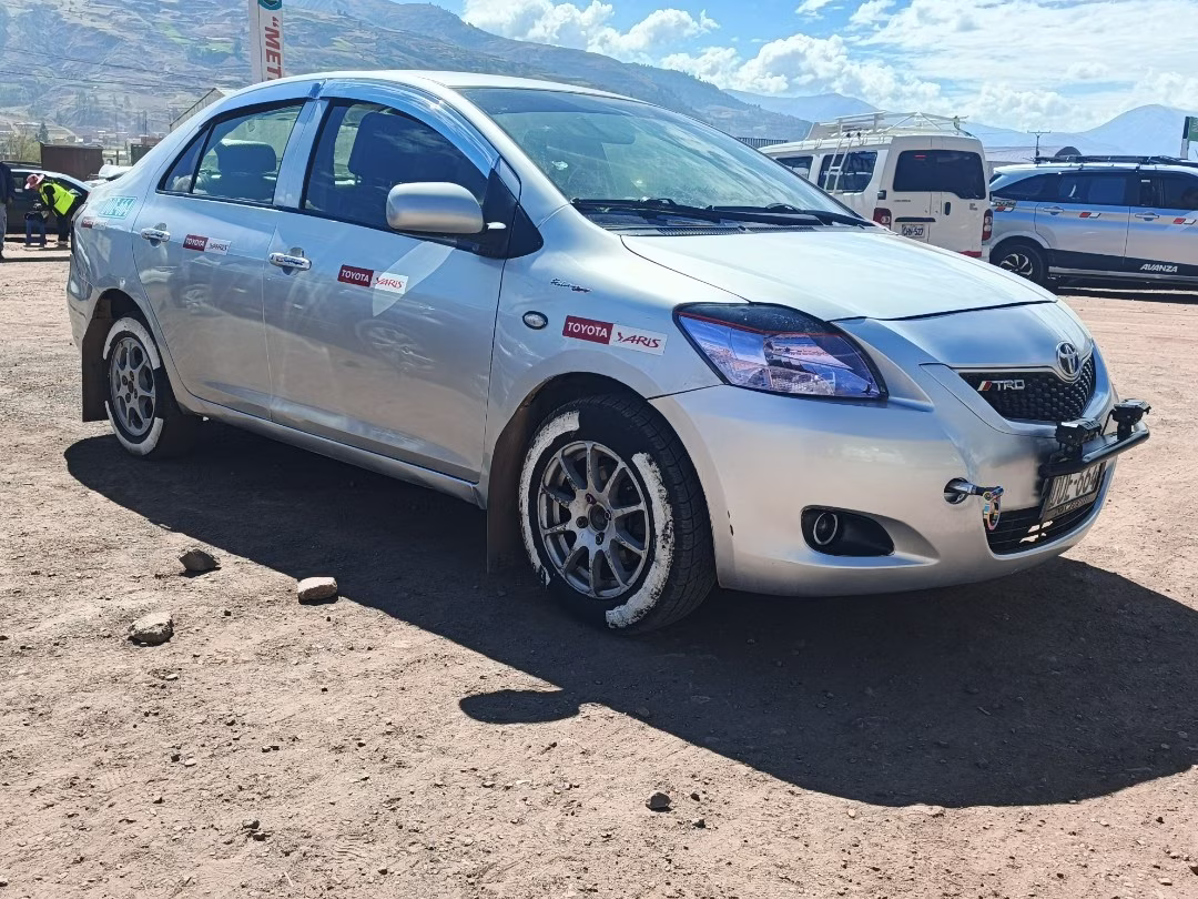 TOYOTA YARIS 2013 — foto 3