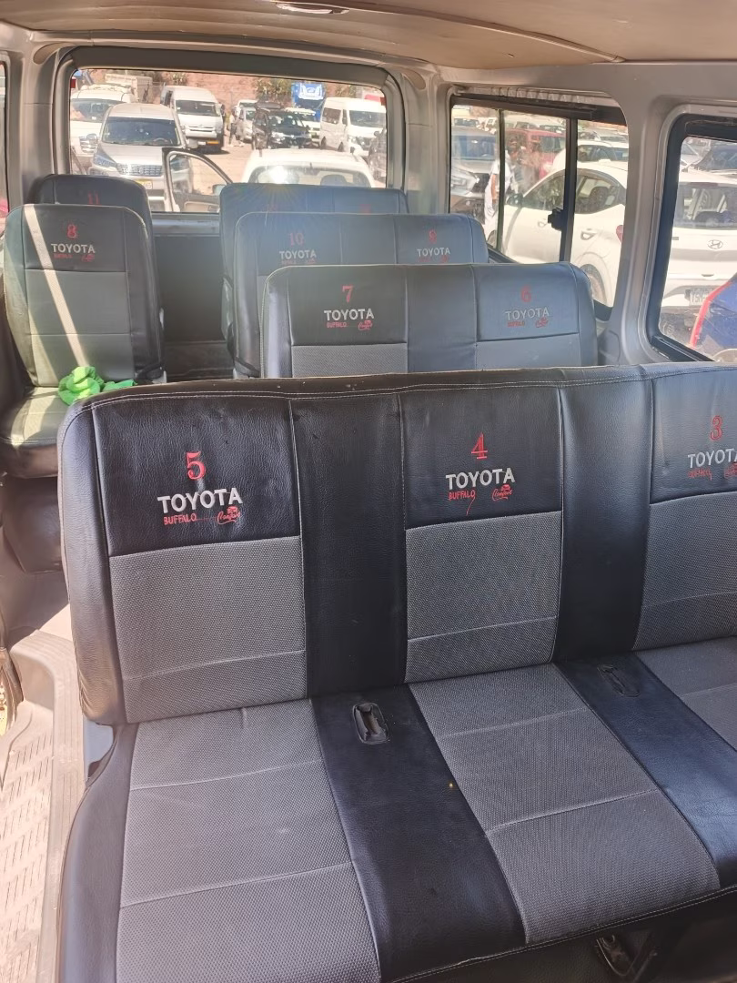 TOYOTA HIACE 2010 — foto 4