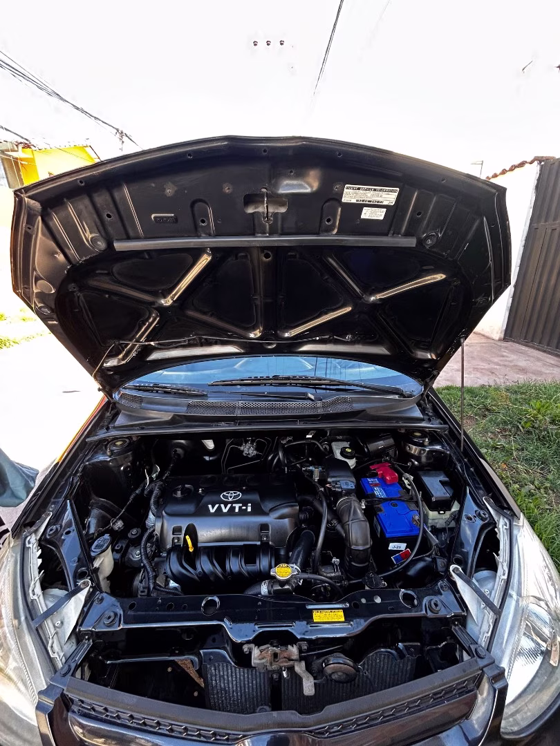 TOYOTA YARIS 2004 — foto 2