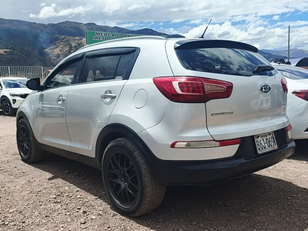 KIA SPORTAGE 2012 — foto 2