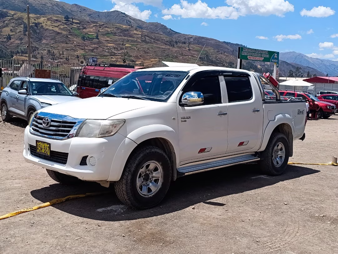 TOYOTA HILUX 2010 — foto 2