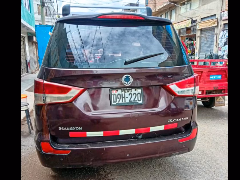 SSANGYONG RODIUS 2013 MOD 2014 — foto 3