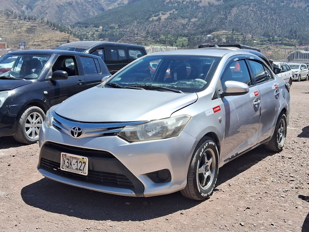 TOYOTA YARIS 2015 — foto 2