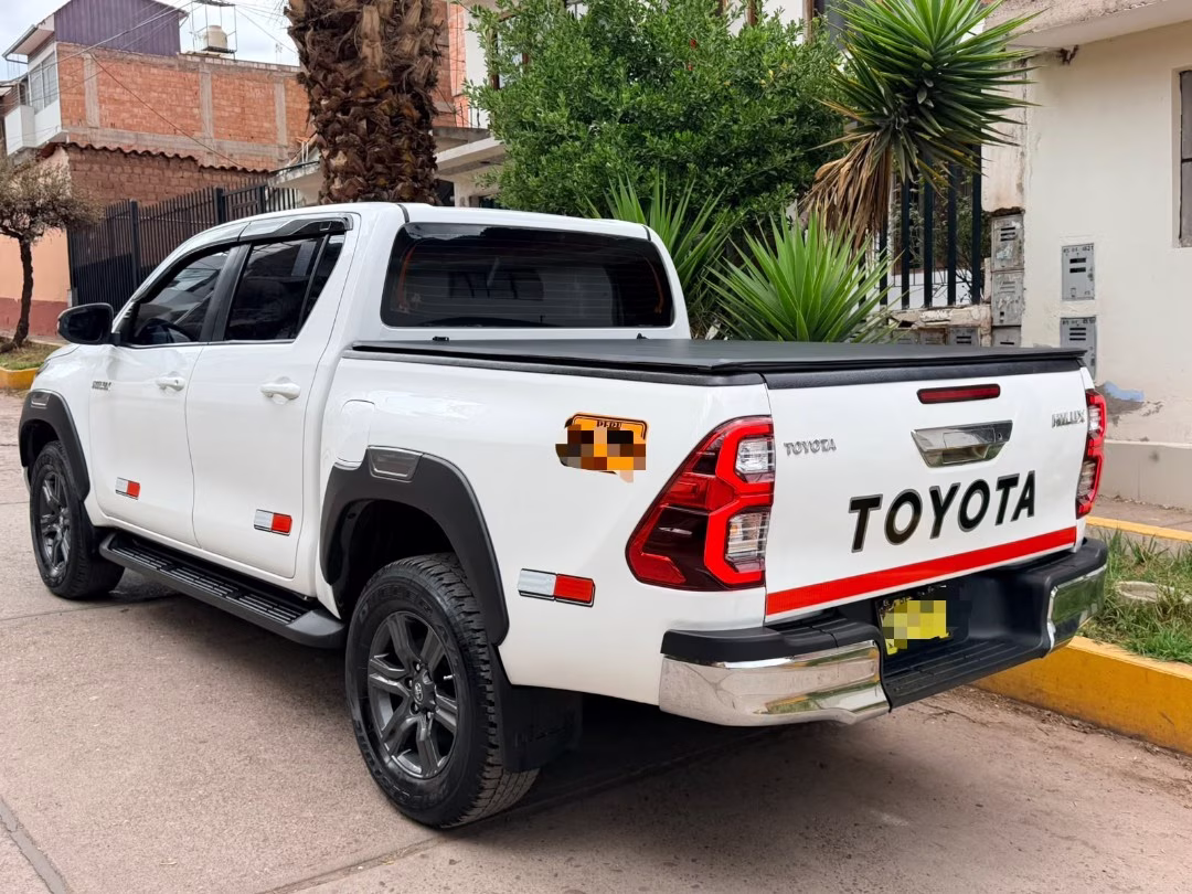 TOYOTA HILUX 2024 — foto 2